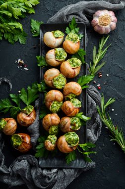 Sosla pişirilmiş salyangozlar. Tereyağı ve baharatlı fırında salyangoz. Üst Manzara. Metnin için boş yer.