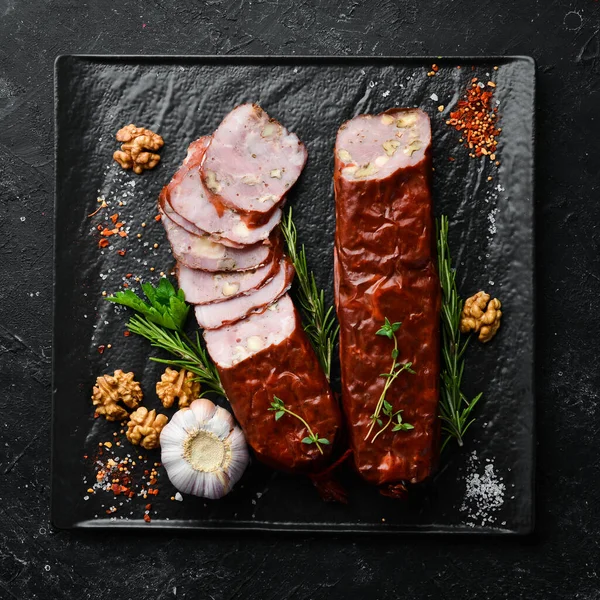 Peynirli ve fındıklı salam. Tütsülenmiş sosis. Üst Manzara. Metin için boş alan.