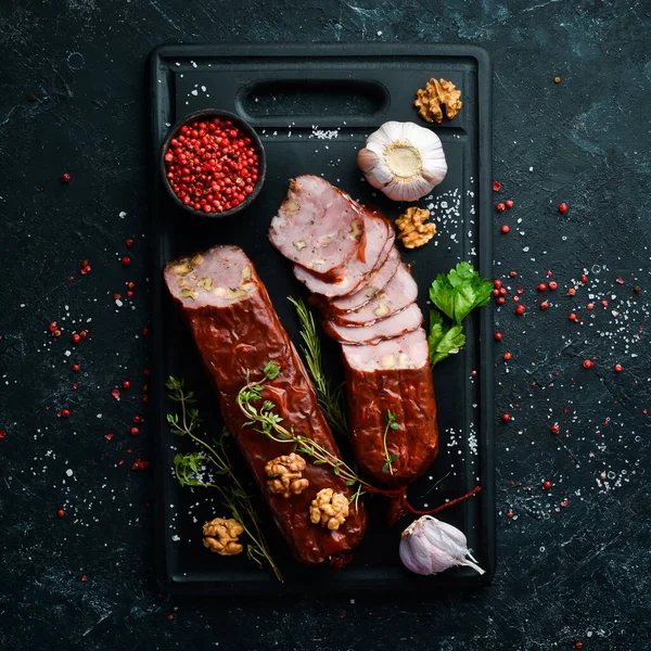 Peynirli ve fındıklı salam. Tütsülenmiş sosis. Üst Manzara. Metin için boş alan.