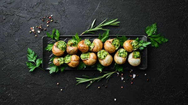 Sosla pişirilmiş salyangozlar. Tereyağı ve baharatlı fırında salyangoz. Üst Manzara. Metnin için boş yer.