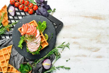 Kahvaltıda. Pastırma ve sebzeli Belçika waffle 'ı. Belçika yemeği. Üst Manzara. Metnin için boş yer.