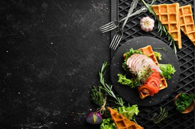 Kahvaltıda. Pastırma ve sebzeli Belçika waffle 'ı. Belçika yemeği. Üst Manzara. Metnin için boş yer.