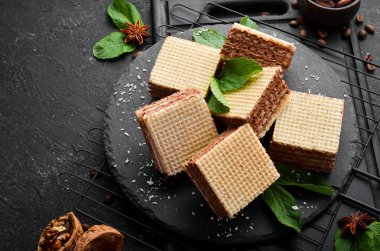 Tatlı. Karamelli waffle. Üst görünüm, ücretsiz kopyalama alanı.