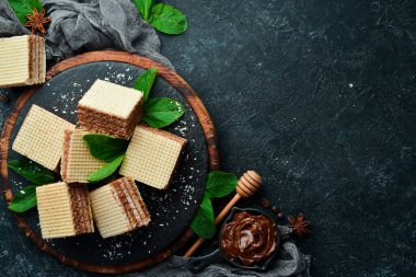 Tatlı. Karamelli waffle. Üst görünüm, ücretsiz kopyalama alanı.