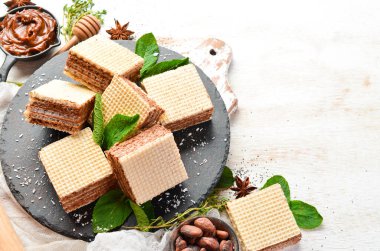 Tatlı. Karamelli waffle. Üst görünüm, ücretsiz kopyalama alanı.