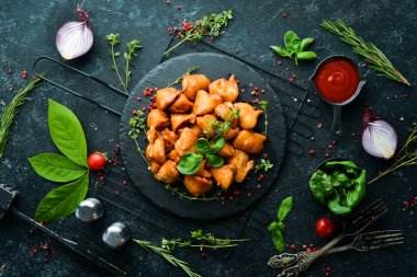 Tütsülenmiş tavuk kuyruğu. Barbekü. Bira için atıştırmalıklar. Üst Manzara. Kırsal biçim.