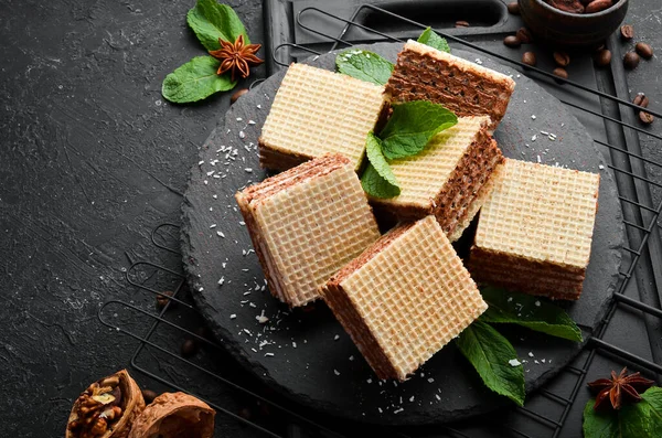 Tatlı. Karamelli waffle. Üst görünüm, ücretsiz kopyalama alanı.