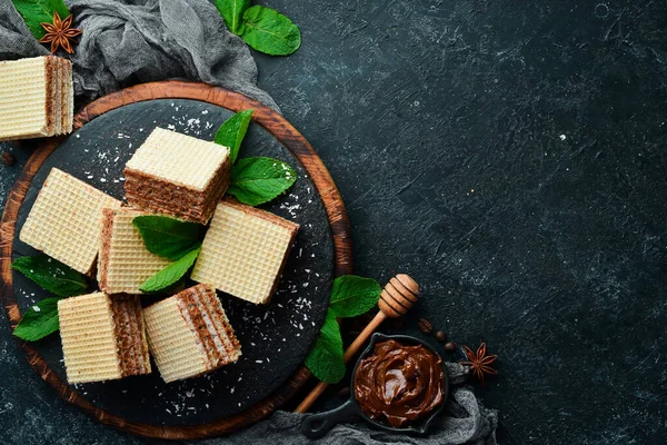 Tatlı. Karamelli waffle. Üst görünüm, ücretsiz kopyalama alanı.