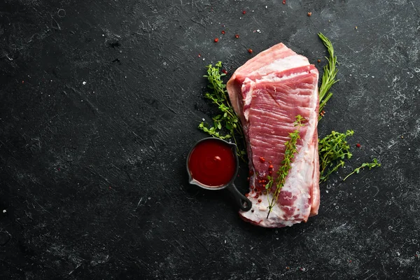 Mutfak arka planında baharatlı ve malzemeli çiğ domuz eti. - Et. Üst Manzara. Kırsal biçim.