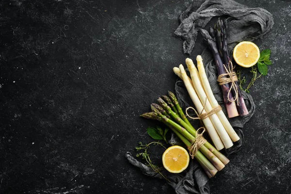Kuşkonmaz. Çiğ organik sağlıklı yiyecekler. Üst Manzara. Metnin için boş yer.