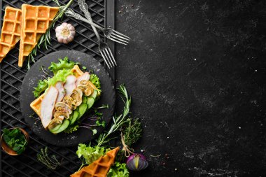 Tavuk filetosu, mantar ve salatalıklı Belçika waffle 'ı. Belçika yemeği. Üst Manzara. Metnin için boş yer.