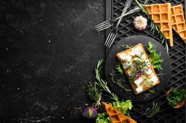 Krem peynirli Belçika waffleları, beyaz peynir ve mavi peynir. Üst Manzara. Metnin için boş yer.
