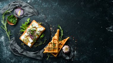 Krem peynirli Belçika waffleları, beyaz peynir ve mavi peynir. Üst Manzara. Metnin için boş yer.