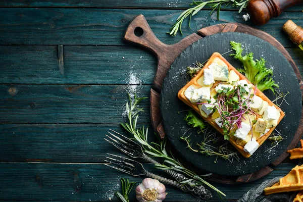 Krem peynirli Belçika waffleları, beyaz peynir ve mavi peynir. Üst Manzara. Metnin için boş yer.