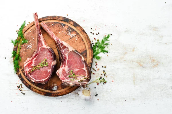 Bife Cru Tomahawk Envelhecido Seco Bife Osso Fundo Madeira Branco — Fotografia de Stock