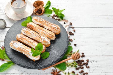 Kremalı ekler. Pişirme. Üst görünüm, ücretsiz kopyalama alanı.