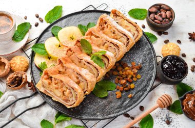 Elmalı ve kuru meyveli tatlı çörek. Üst görünüm, ücretsiz kopyalama alanı.