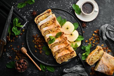 Elmalı ve kuru meyveli tatlı çörek. Üst görünüm, ücretsiz kopyalama alanı.