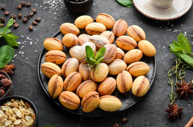 Karamelli tatlı fındıklı kurabiye. Pişirme. Üst görünüm, ücretsiz kopyalama alanı.