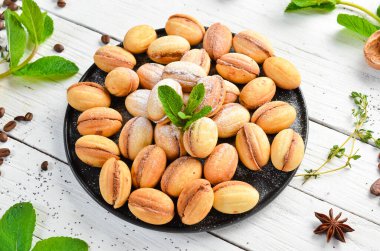 Karamelli tatlı fındıklı kurabiye. Pişirme. Üst görünüm, ücretsiz kopyalama alanı.