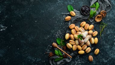 Karamelli tatlı fındıklı kurabiye. Pişirme. Üst görünüm, ücretsiz kopyalama alanı.