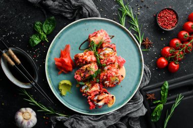 Deniz ürünleri ile suşi ruloları tempura içinde pişirilir. Japon yemeği. Üst Manzara. Kırsal biçim.