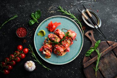 Deniz ürünleri ile suşi ruloları tempura içinde pişirilir. Japon yemeği. Üst Manzara. Kırsal biçim.