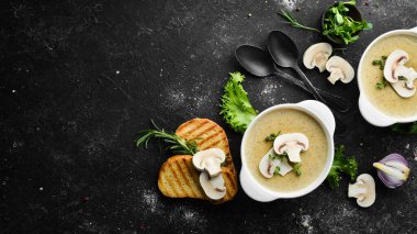 Mantar kremalı çorba. Kasede çorba. Üst Manzara. Metnin için boş yer.