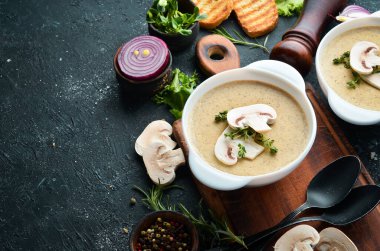 Mantar kremalı çorba. Kasede çorba. Üst Manzara. Metnin için boş yer.