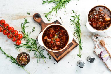 Bograch. Et ve acı biberli sebze çorbası. Macar geleneksel yemekleri. Üst Manzara. Metnin için boş yer.