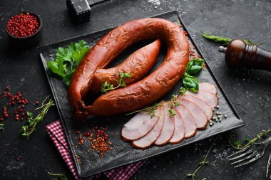 Bir parça etten tütsülenmiş sosis. Üst Manzara. Metin için boş alan.