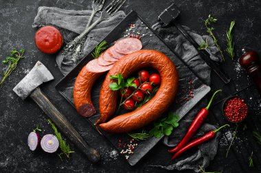 Baharat ve otlarla tütsülenmiş sosis halkası. Üst Manzara. Metin için boş alan.