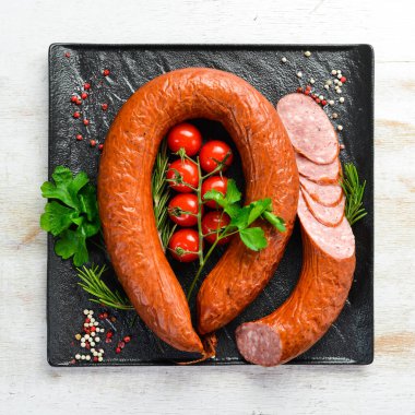 Baharat ve otlarla tütsülenmiş sosis halkası. Üst Manzara. Metin için boş alan.