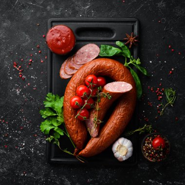 Baharat ve otlarla tütsülenmiş sosis halkası. Üst Manzara. Metin için boş alan.