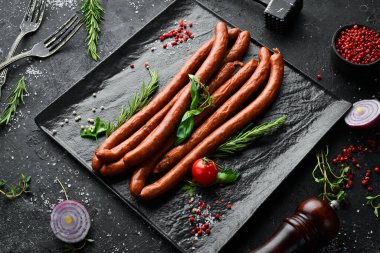 Baharatlı ve otlu kurutulmuş Kabanosy sosisleri. Üst Manzara. Metin için boş alan.