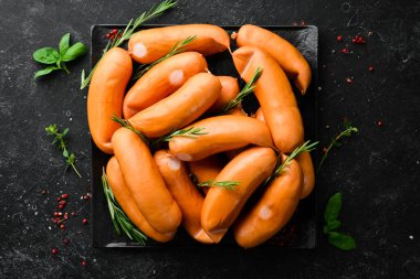 Baharatlı ve biberiyeli haşlanmış tavuk sosisi. Barbekü. Üst Manzara. Kırsal biçim.