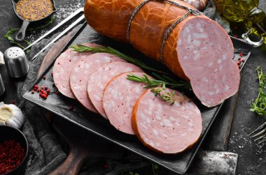 Baharat ve otlarla dolu doğal bir kaplamayla haşlanmış sosis. Üst Manzara. Metin için boş alan.