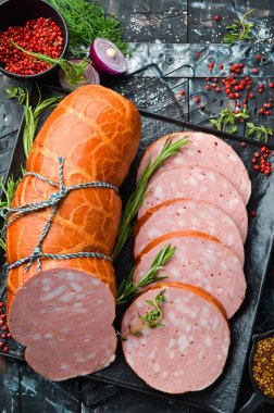 Baharat ve otlarla dolu doğal bir kaplamayla haşlanmış sosis. Üst Manzara. Metin için boş alan.