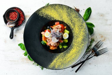 Siyah tabakta ton balıklı sebze salatası. Üst Manzara. Kırsal biçim.