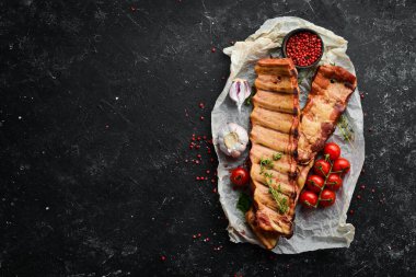 Baharatlı ve otlu domuz pirzolası. Üst Manzara. Metin için boş alan.