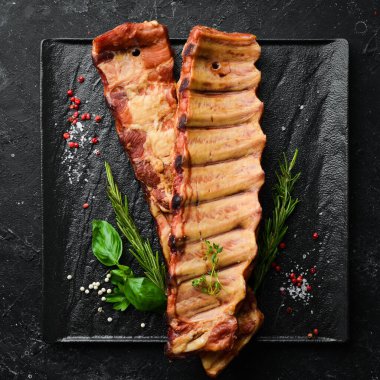 Baharatlı ve otlu domuz pirzolası. Üst Manzara. Metin için boş alan.