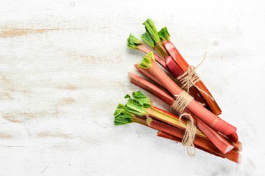 Beyaz ahşap arka planda taze ravent. Üst Manzara. Boş kopyalama alanı.