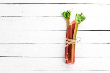 Beyaz ahşap arka planda taze ravent. Üst Manzara. Boş kopyalama alanı.