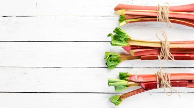 Beyaz ahşap arka planda taze ravent. Üst Manzara. Boş kopyalama alanı.