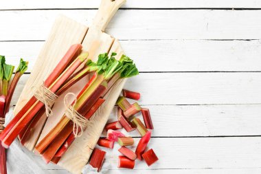 Beyaz ahşap arka planda taze ravent. Üst Manzara. Boş kopyalama alanı.