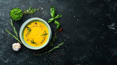 Kabak tohumlu kabak çorbası. Sonbahar yemeği. Üst Manzara. Kırsal biçim.