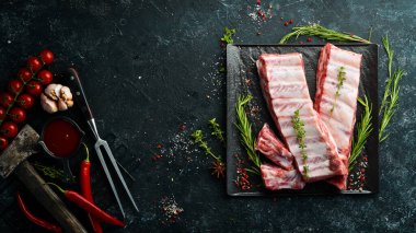 - Et. Biberiyeli çiğ domuz pirzolası. Üst Manzara. Kırsal biçim.