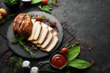 Kırmızı biberli ve kırmızı biberli tuzlanmış domuz yağı. Geleneksel Ukrayna yemekleri. Üst Manzara. Kırsal biçim.