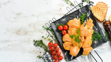 Kebap. Siyah tabakta baharatlı çiğ tavuk şişleri. Üst Manzara. Boş kopyalama alanı.