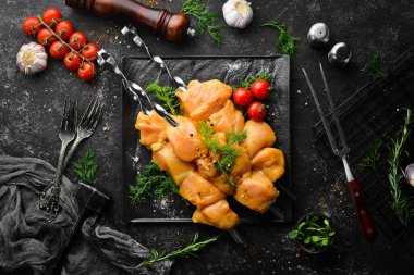 Kebap. Siyah tabakta baharatlı çiğ tavuk şişleri. Üst Manzara. Boş kopyalama alanı.